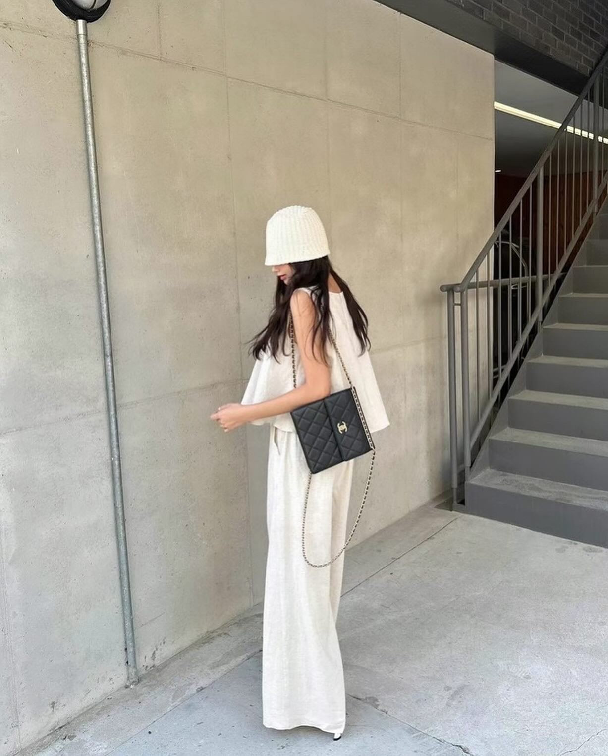 方領背心+休閒長褲