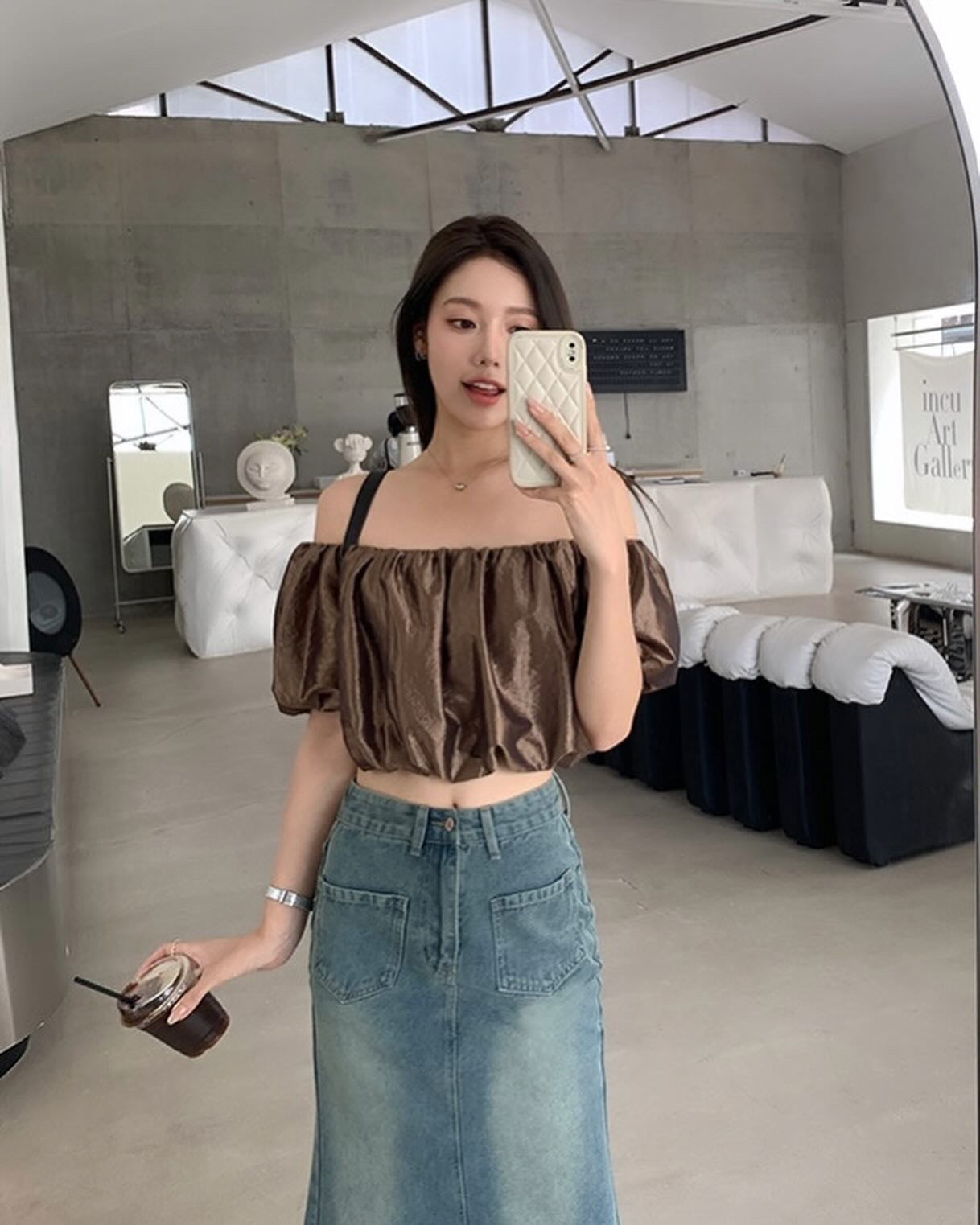 光沢のあるオフショルダー