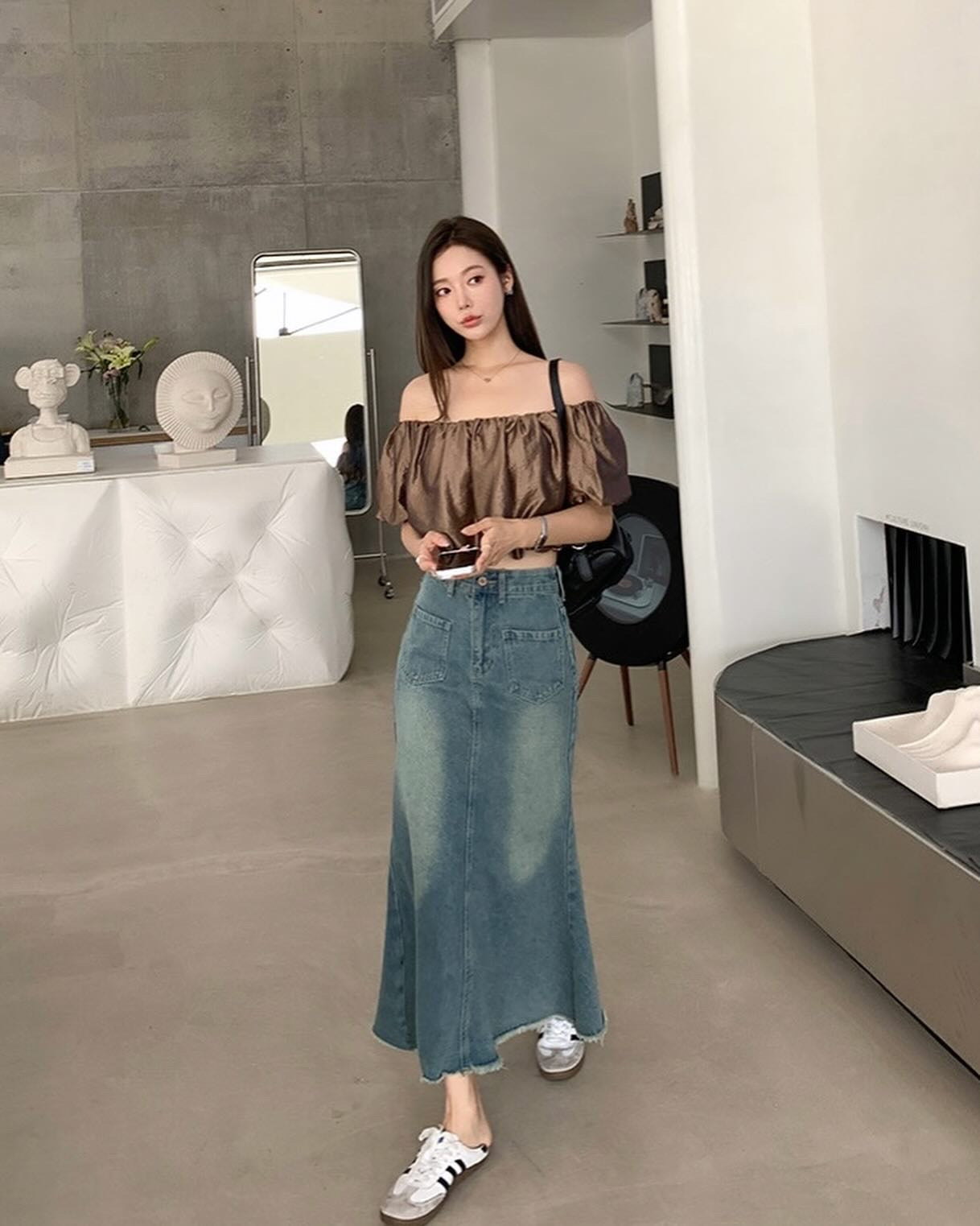 光沢のあるオフショルダー