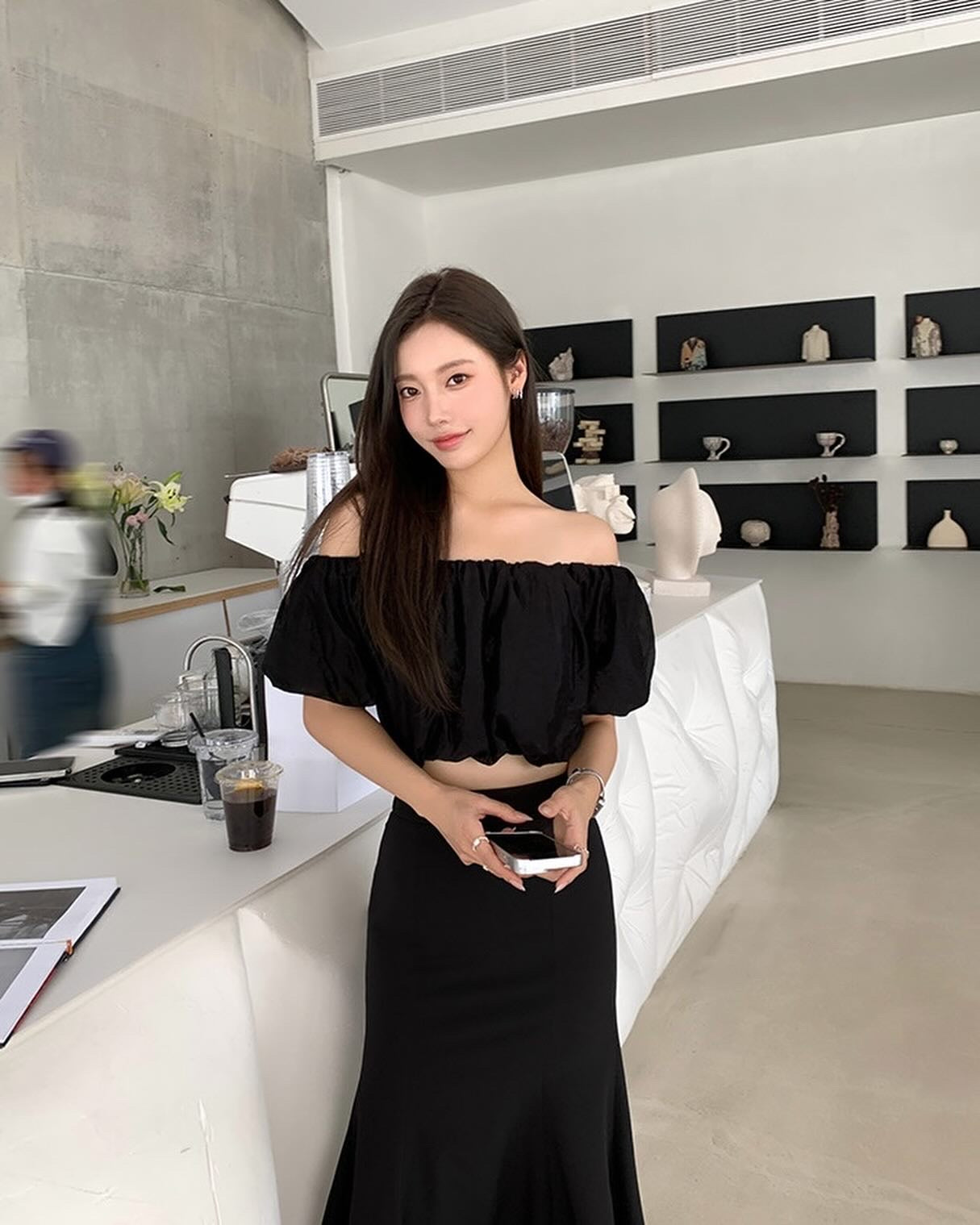 光沢のあるオフショルダー