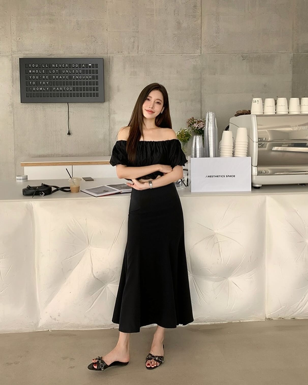 光沢のあるオフショルダー