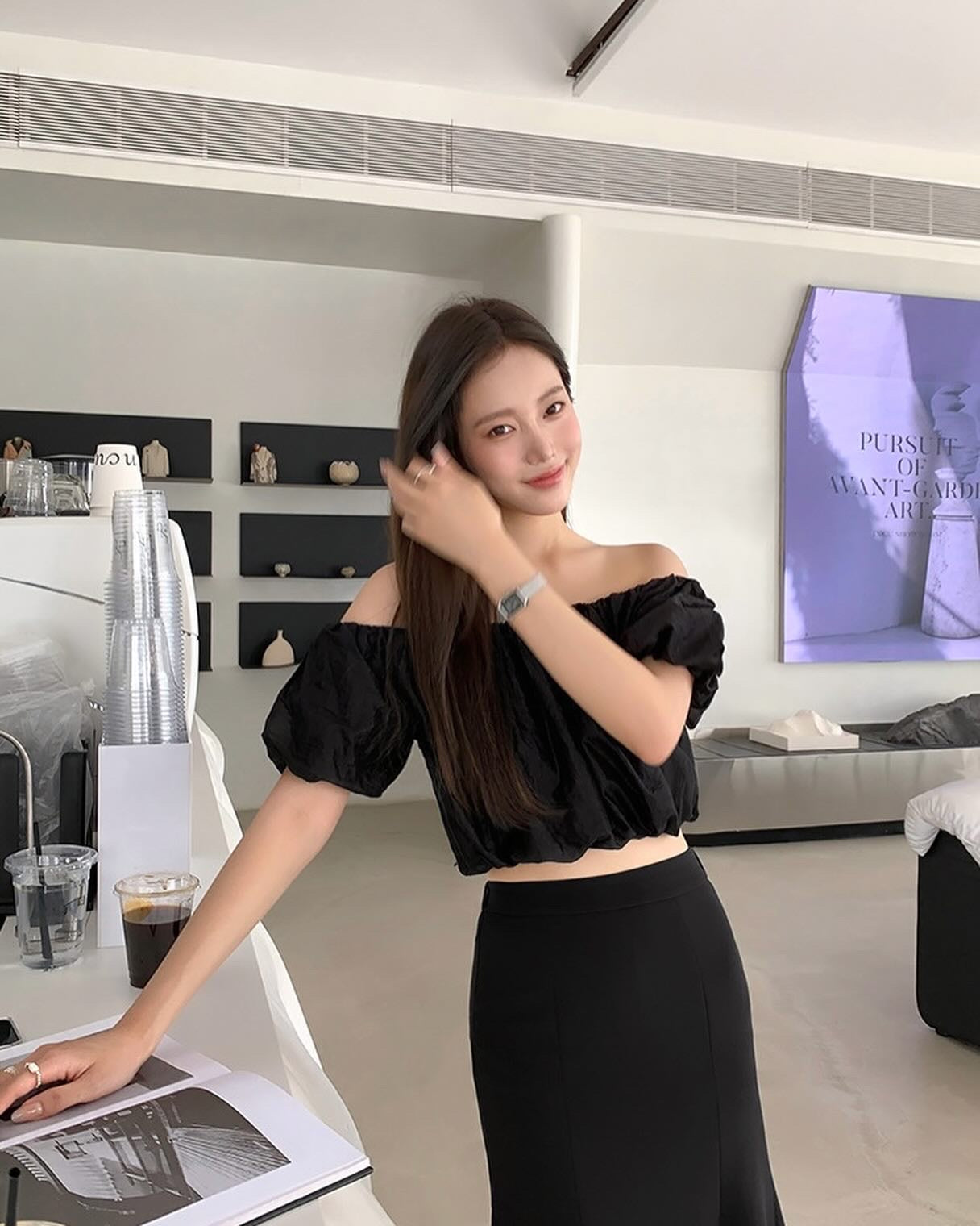 光沢のあるオフショルダー