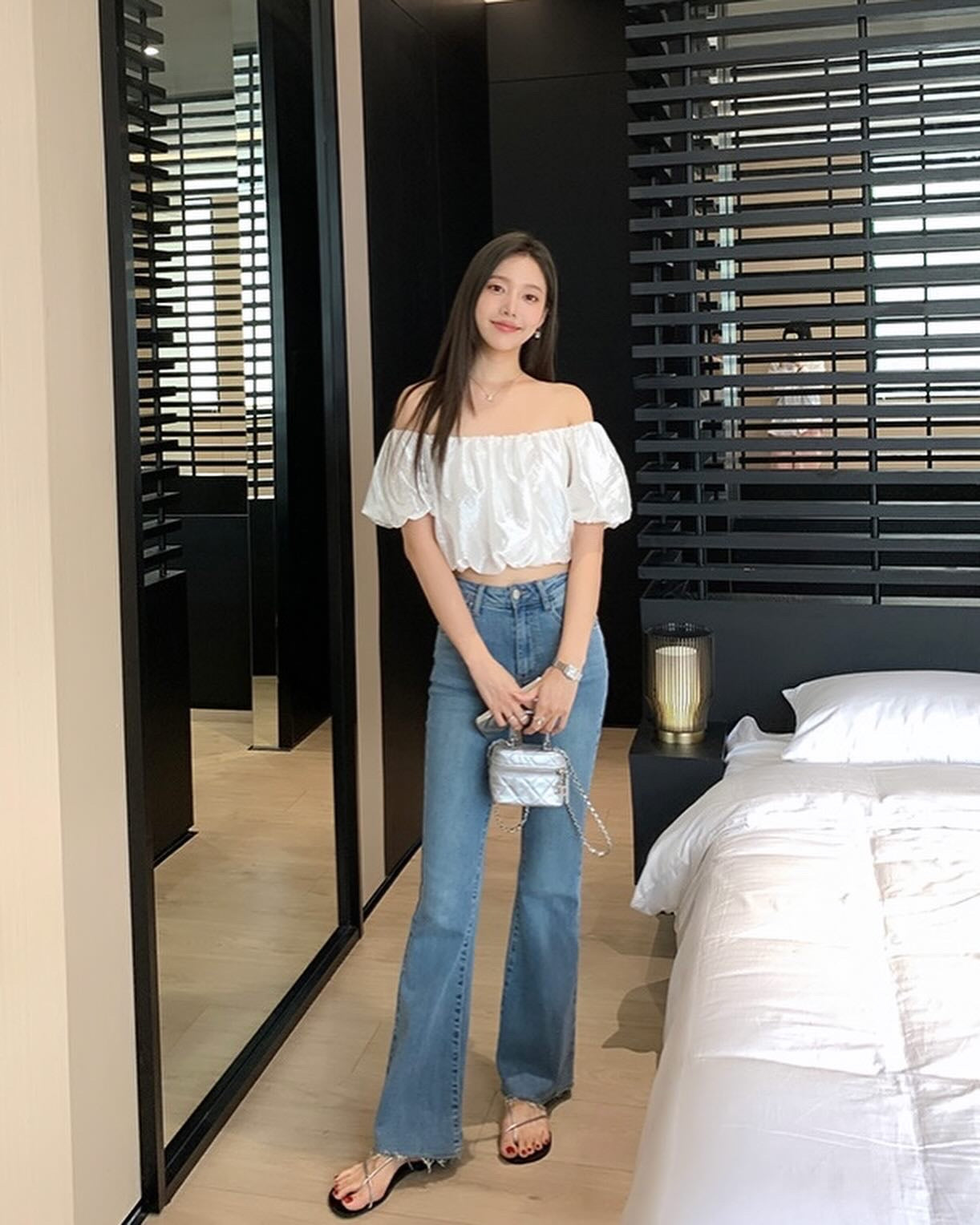 光沢のあるオフショルダー