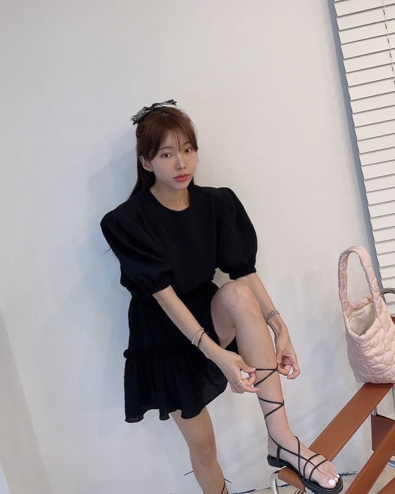 丸首パフスリーブ+フリルミニスカートセットアップ