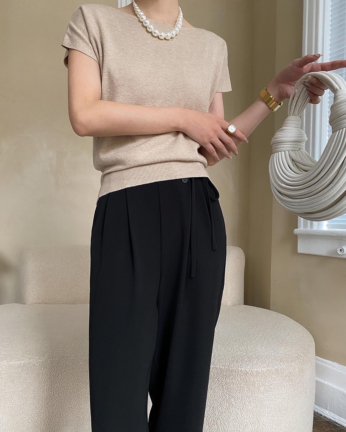 純色薄針織上衣