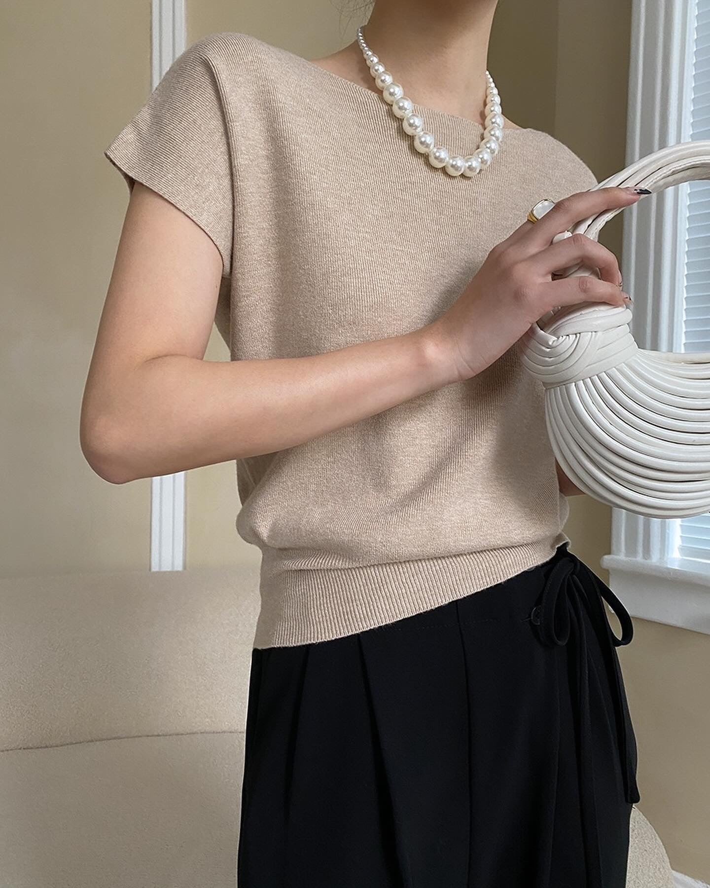 純色薄針織上衣