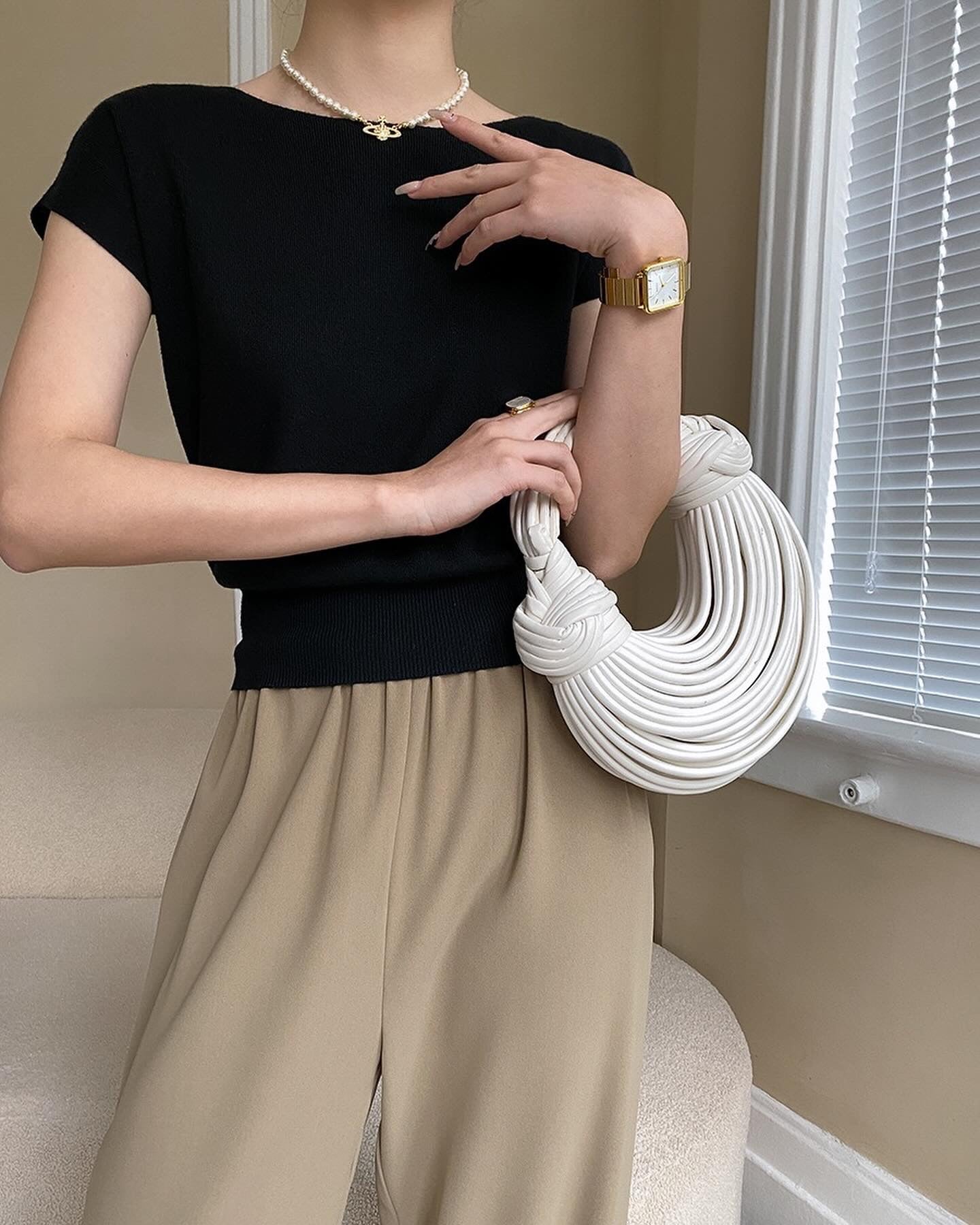 純色薄針織上衣