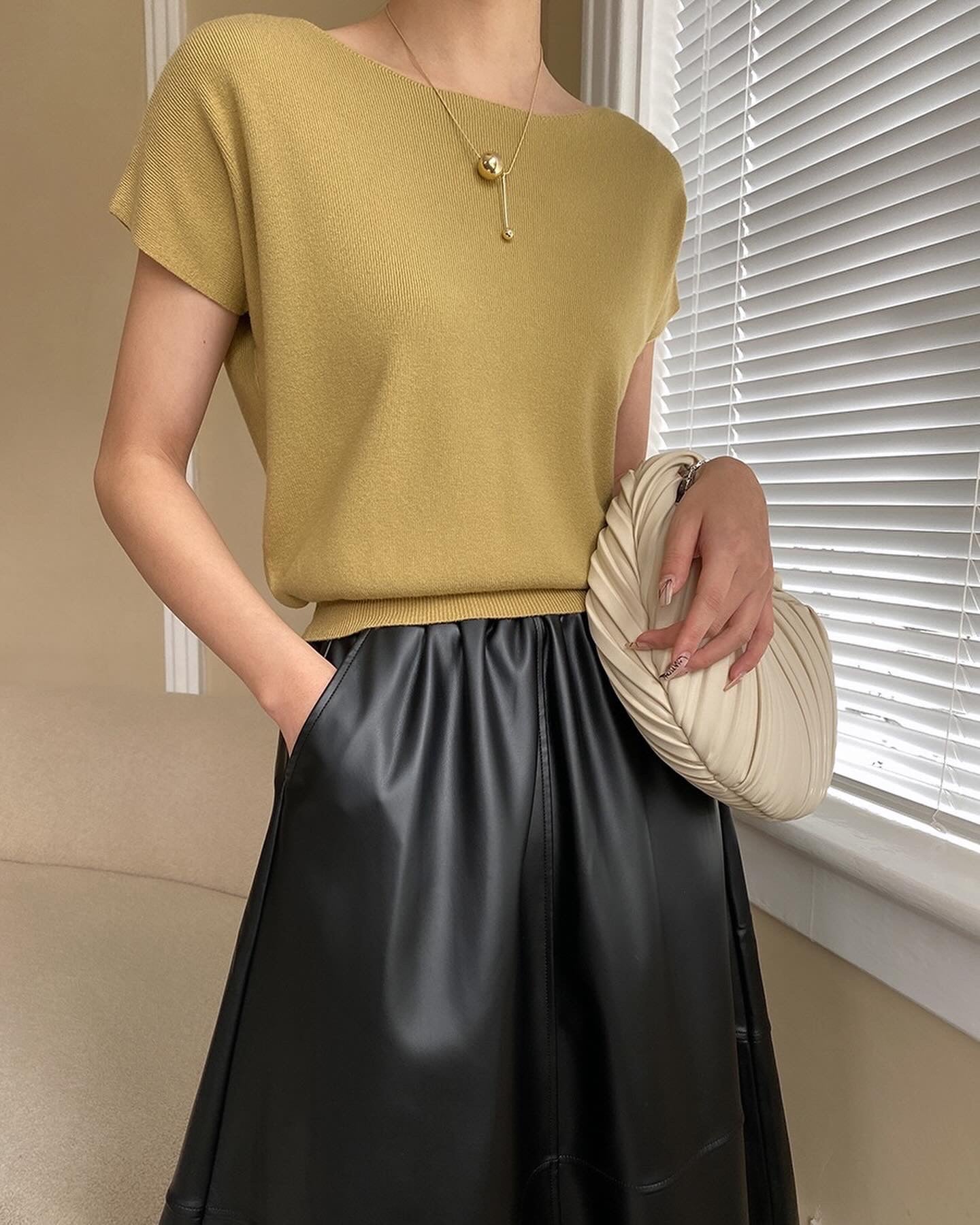 純色薄針織上衣