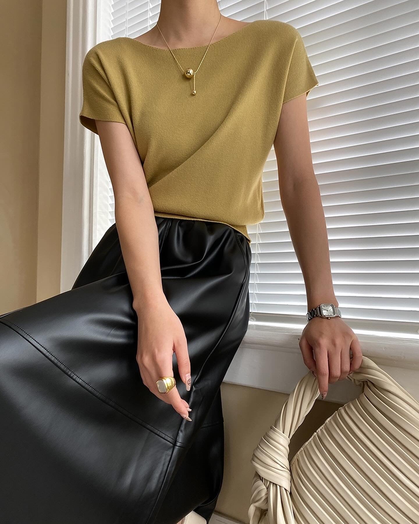 純色薄針織上衣