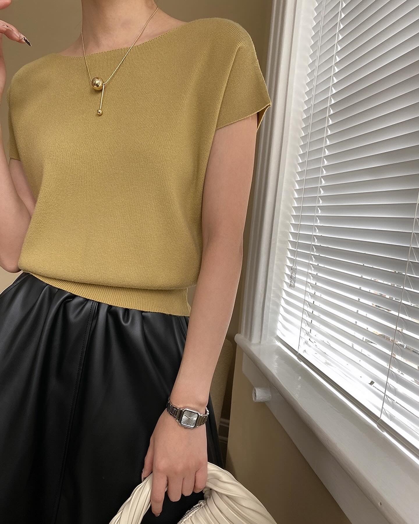 純色薄針織上衣