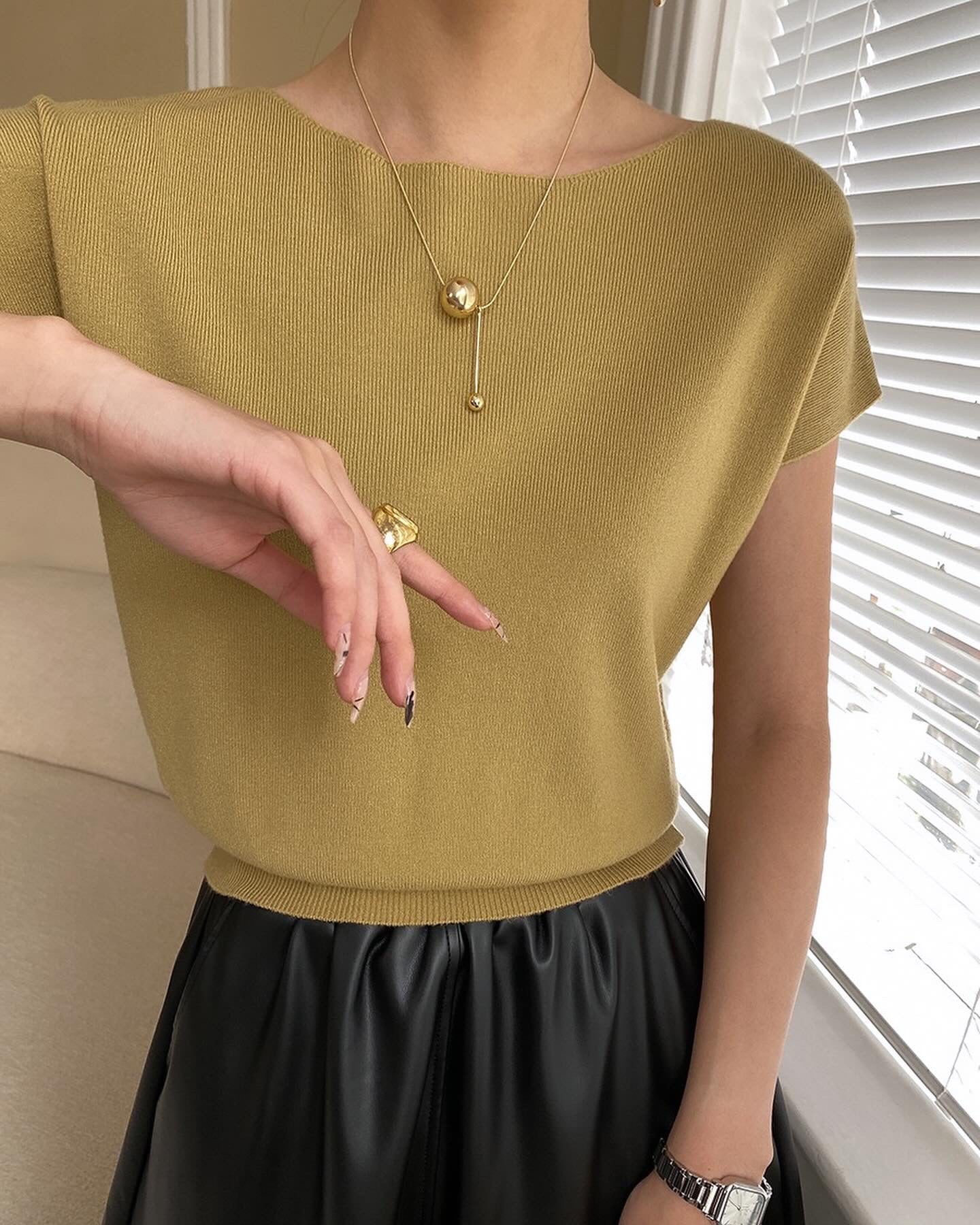 純色薄針織上衣