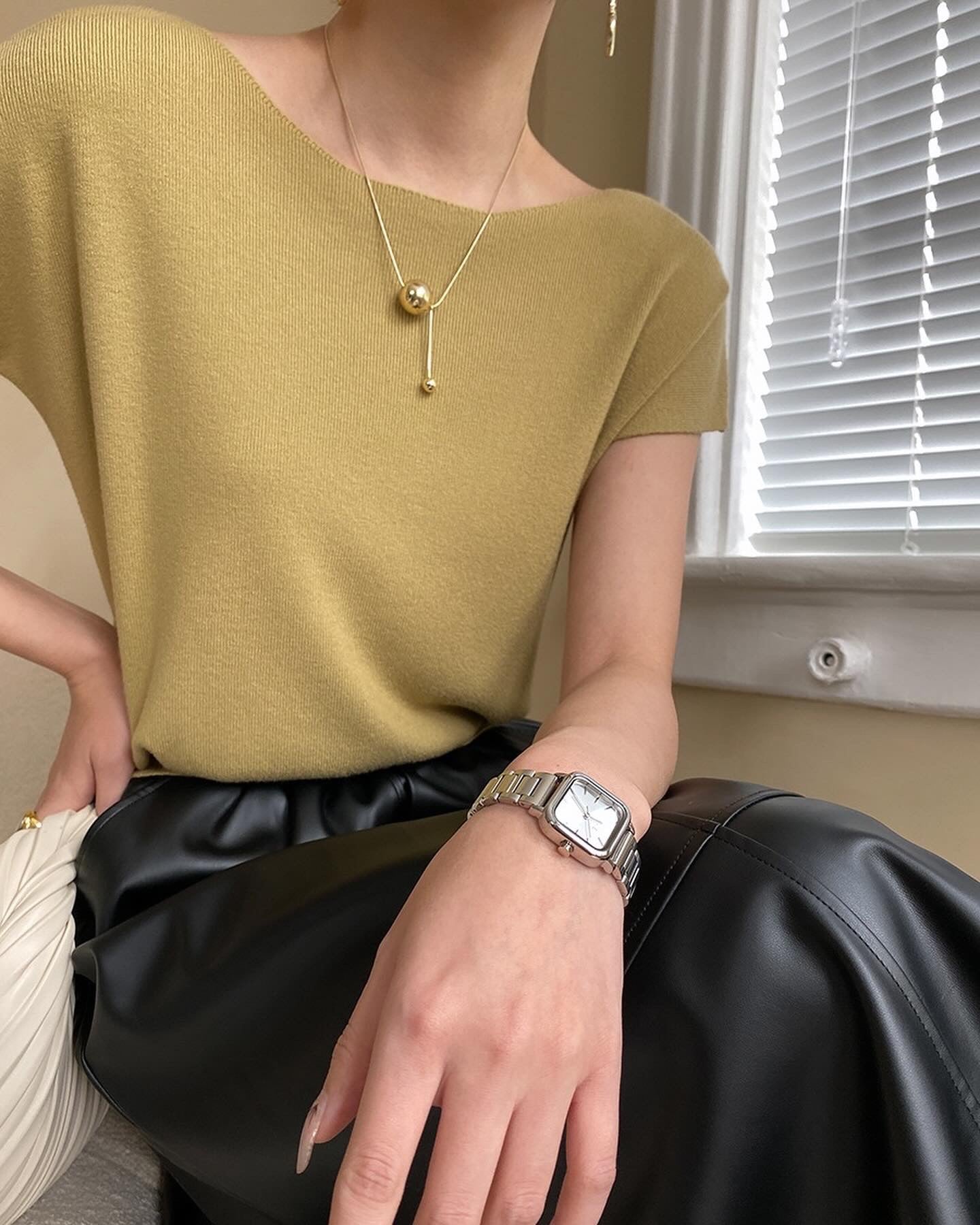 純色薄針織上衣