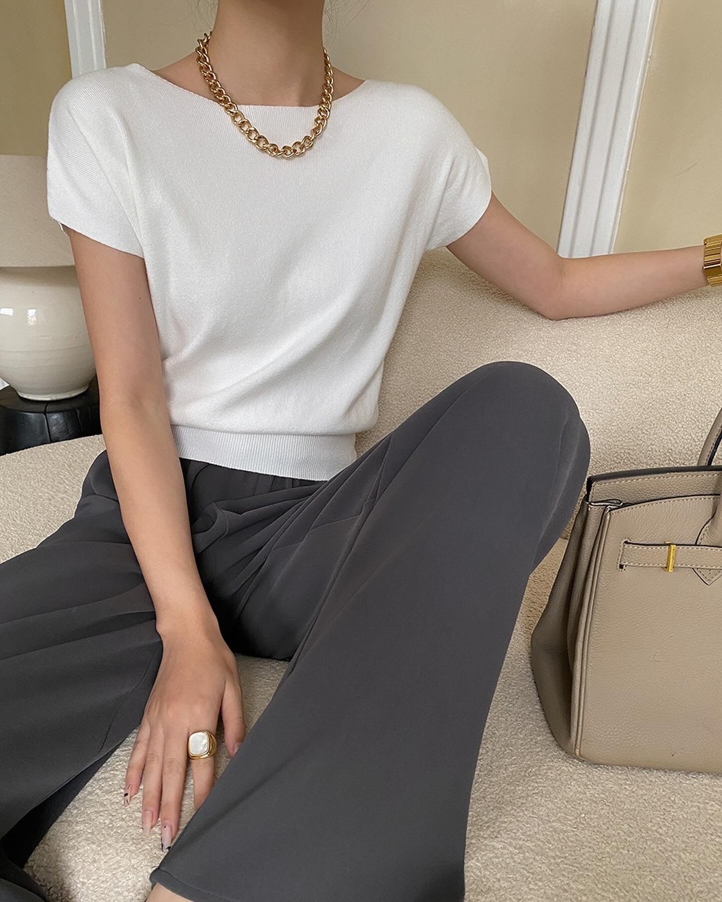 純色薄針織上衣