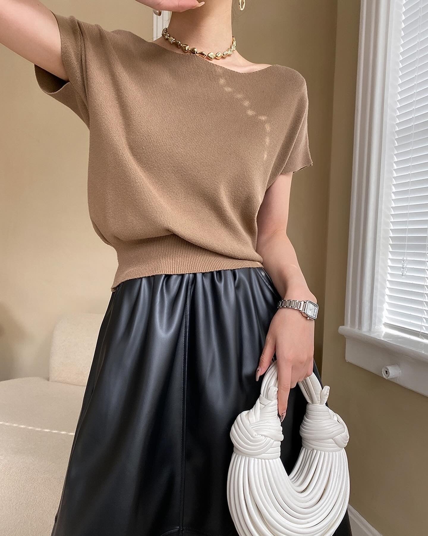 純色薄針織上衣