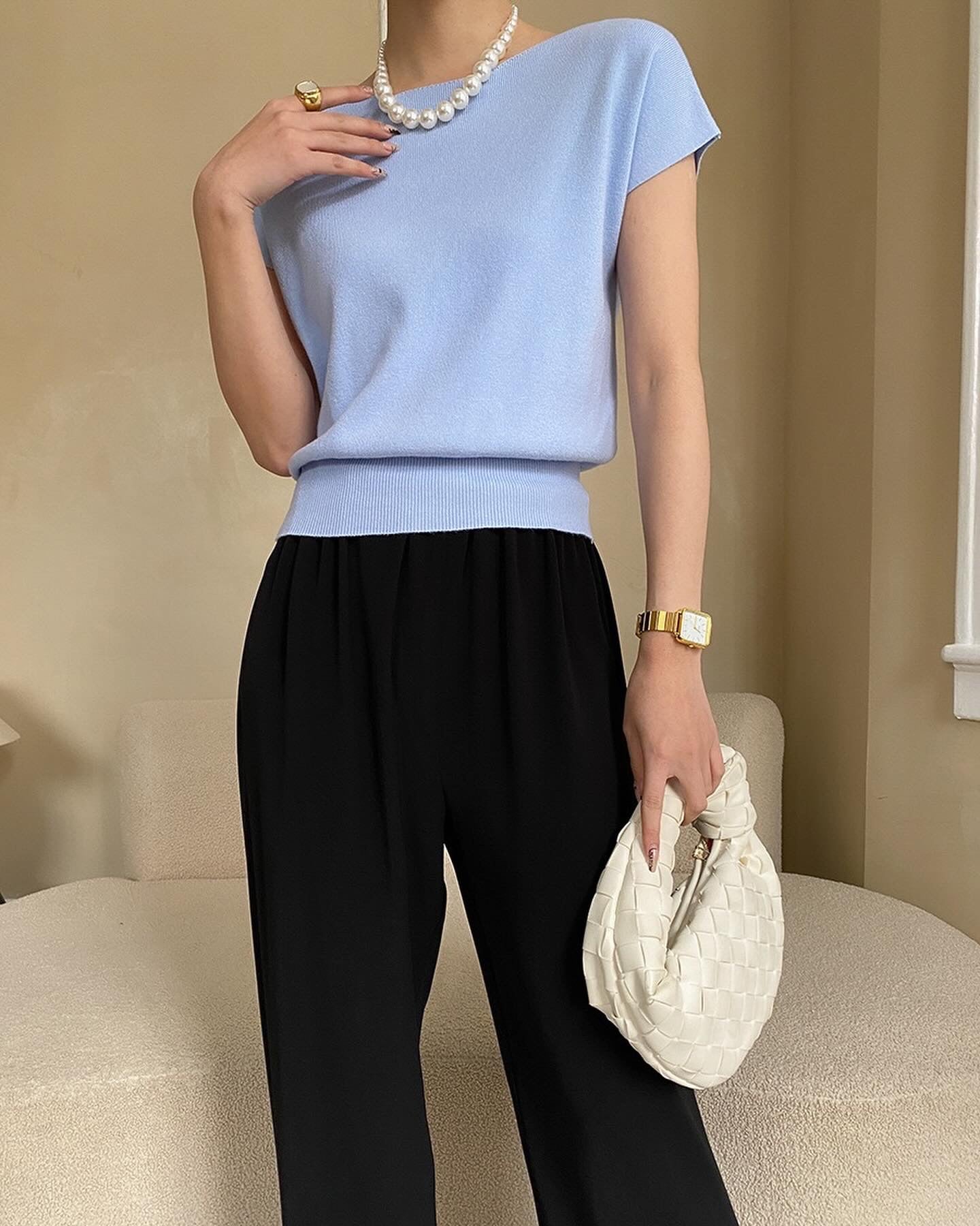 純色薄針織上衣