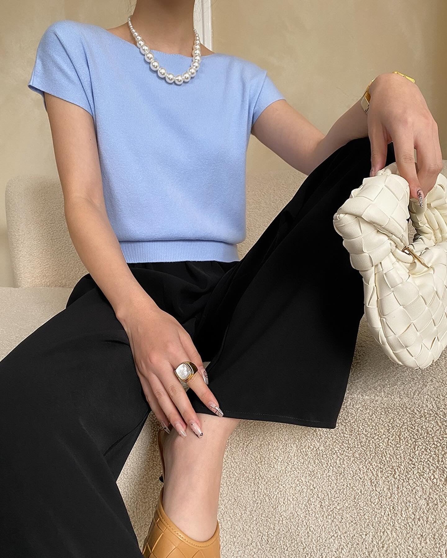 純色薄針織上衣