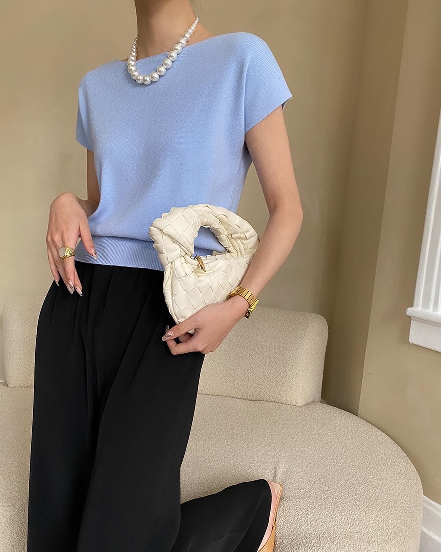 純色薄針織上衣