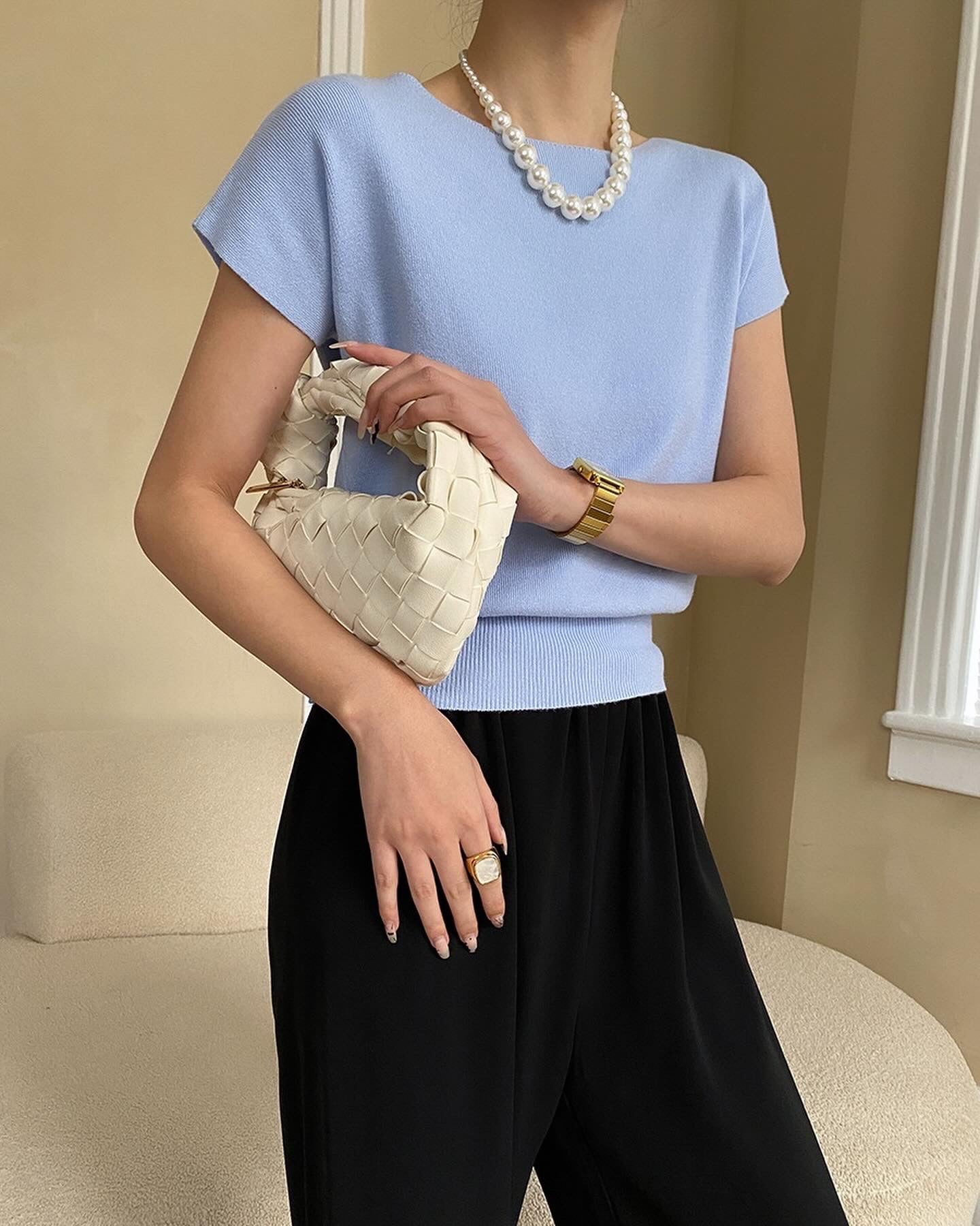 純色薄針織上衣