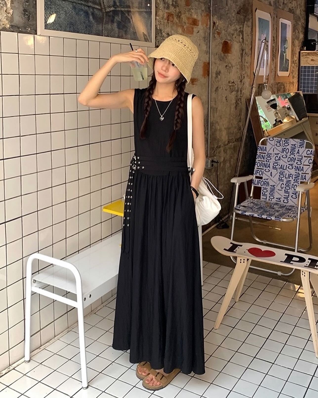 ウエストがシェイプされたノースリーブのロングドレス