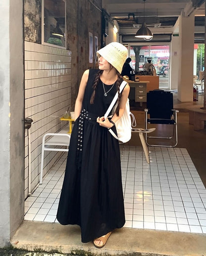 ウエストがシェイプされたノースリーブのロングドレス