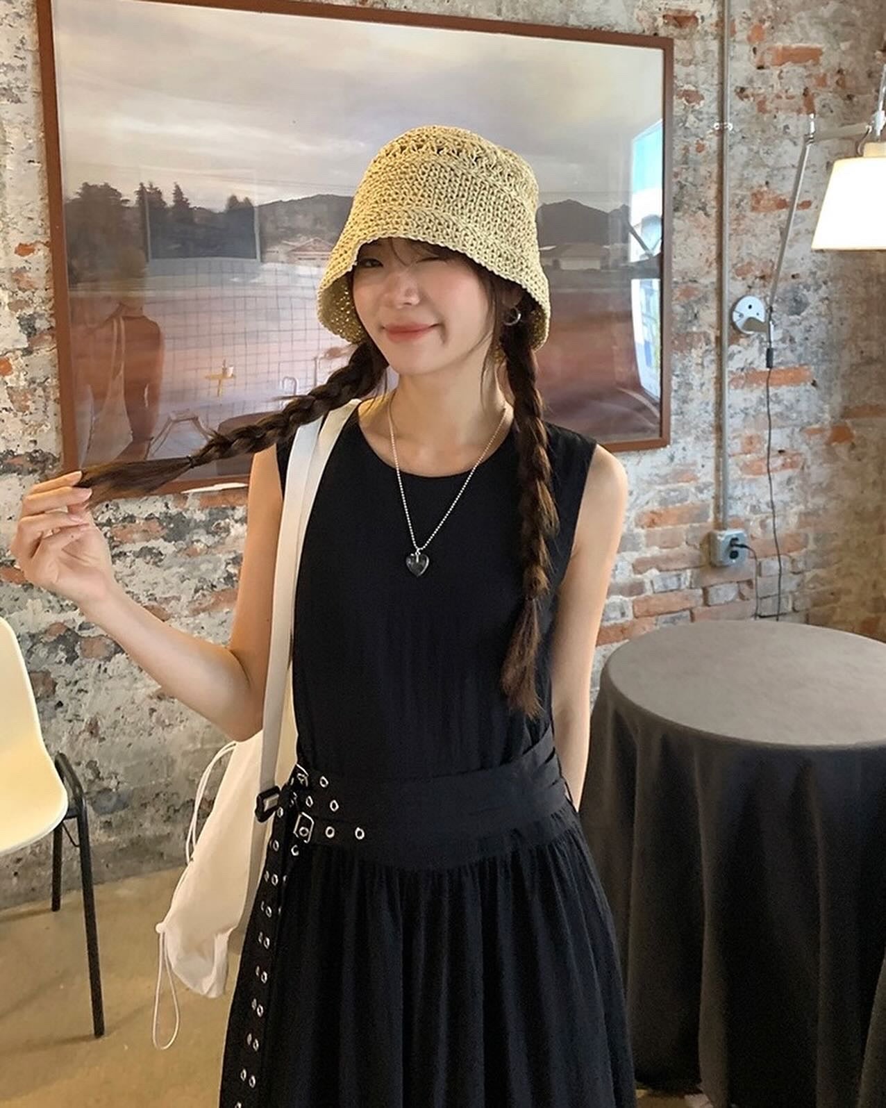 ウエストがシェイプされたノースリーブのロングドレス