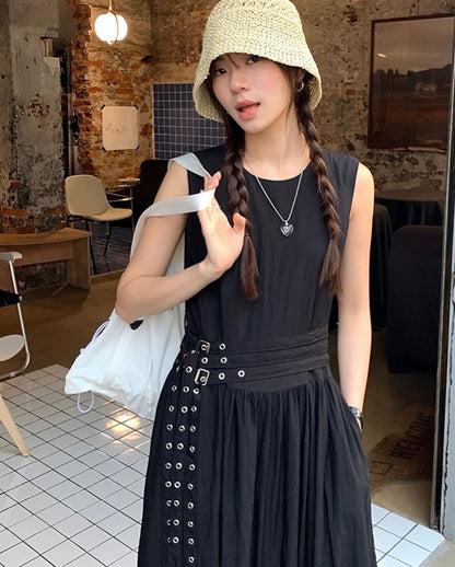 ウエストがシェイプされたノースリーブのロングドレス