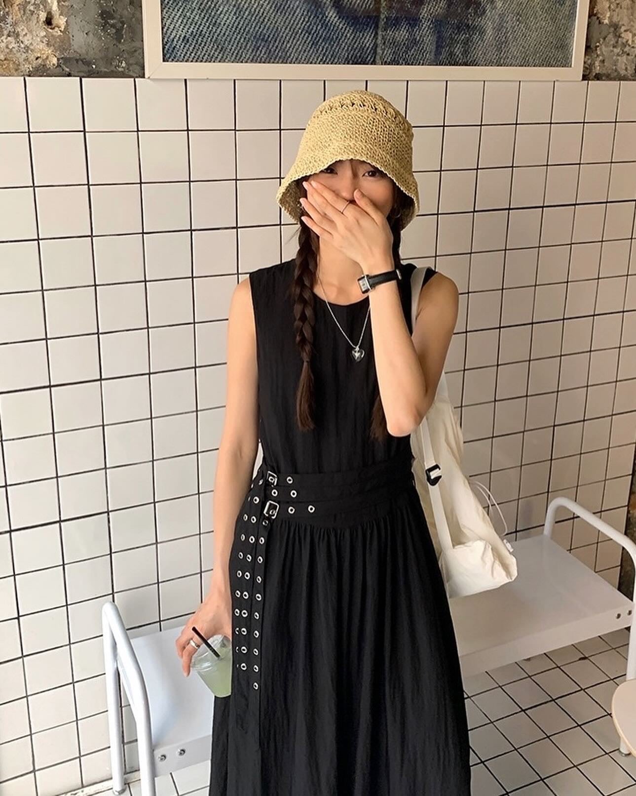 ウエストがシェイプされたノースリーブのロングドレス