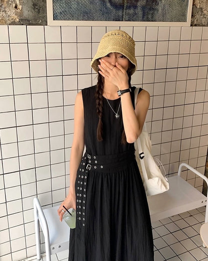 ウエストがシェイプされたノースリーブのロングドレス