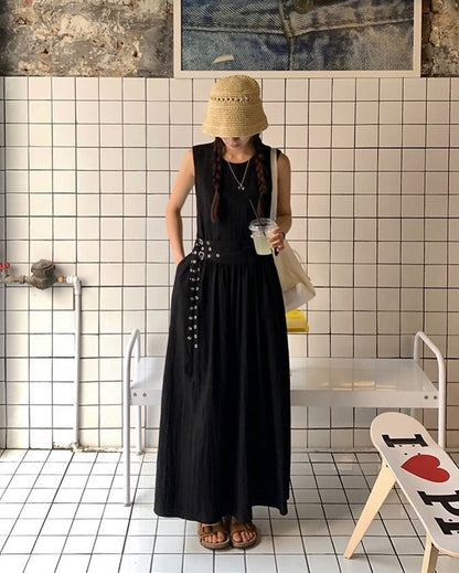 ウエストがシェイプされたノースリーブのロングドレス