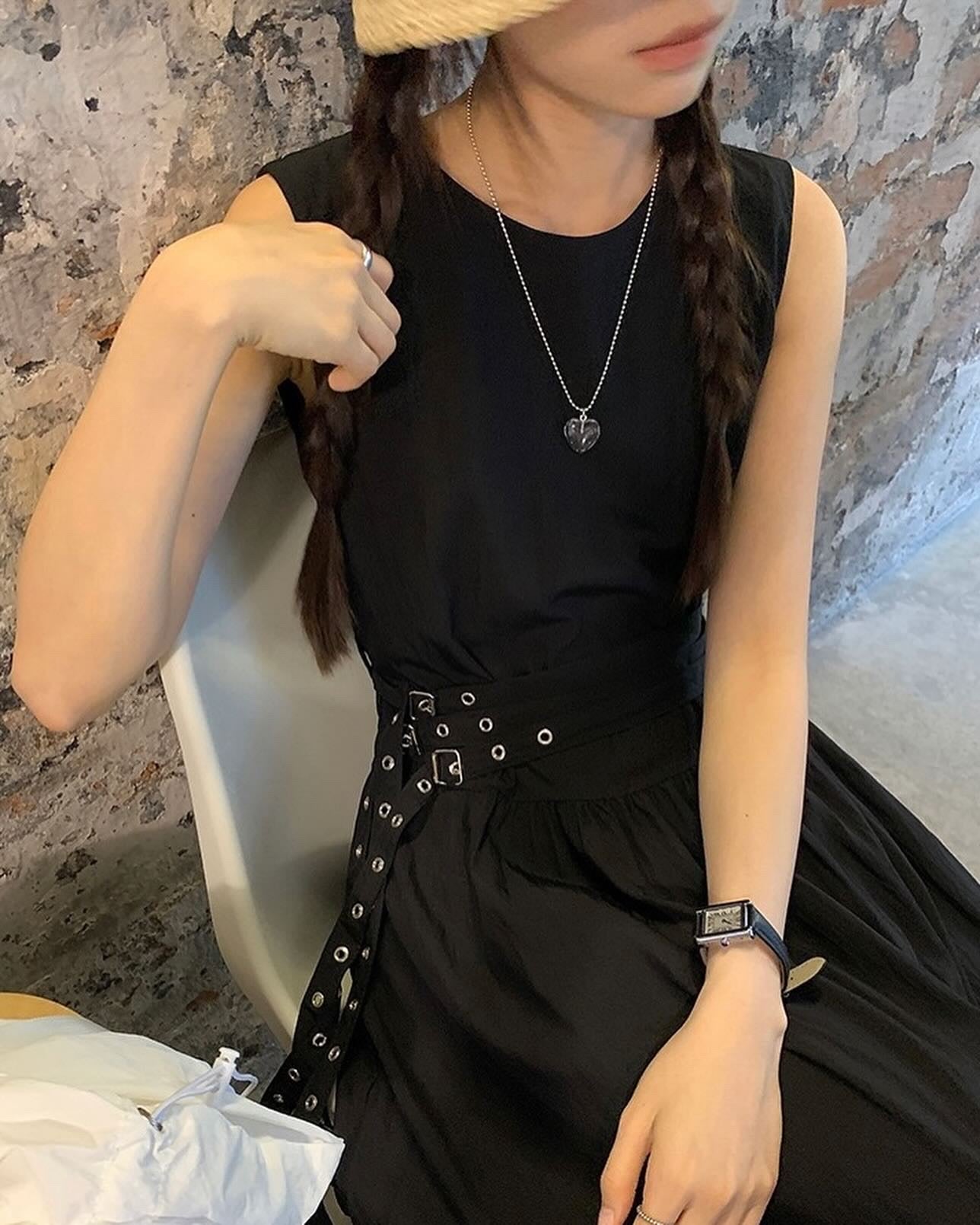 ウエストがシェイプされたノースリーブのロングドレス