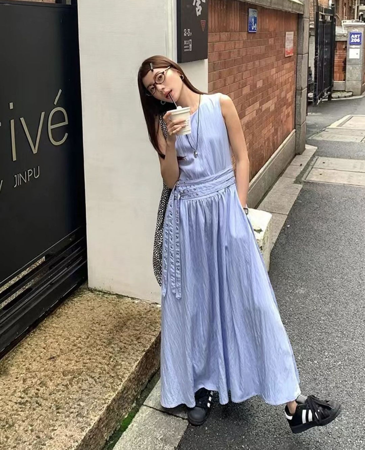 ウエストがシェイプされたノースリーブのロングドレス