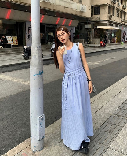 ウエストがシェイプされたノースリーブのロングドレス