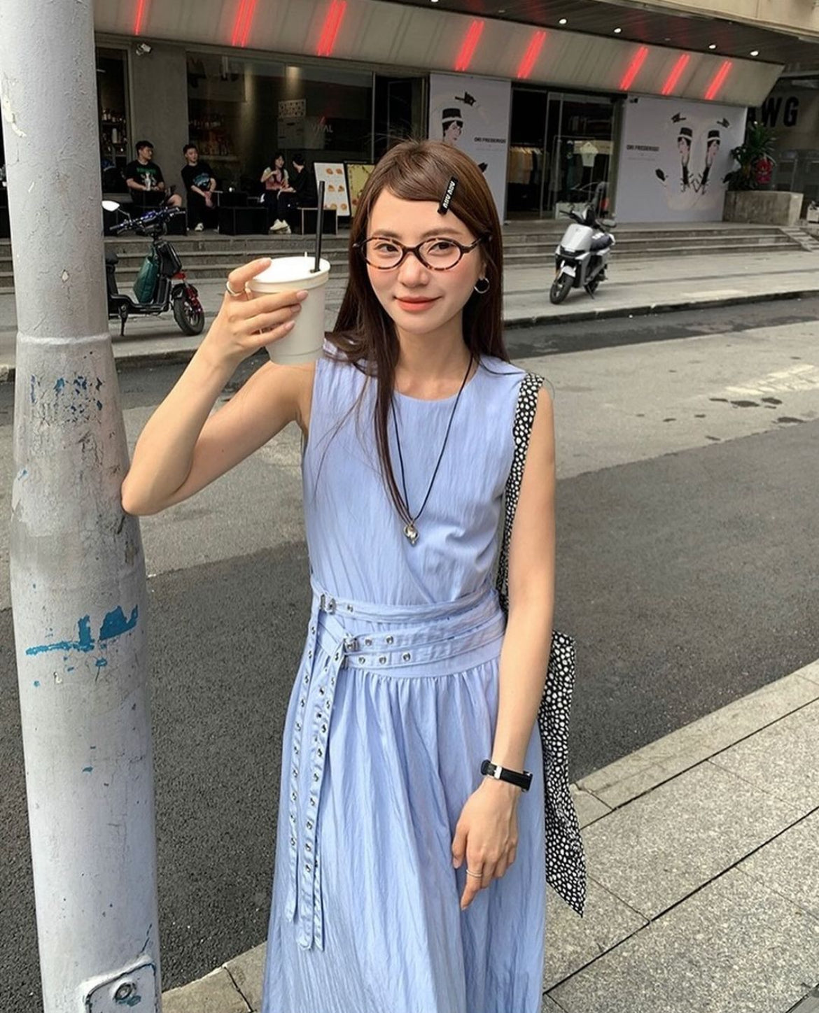 ウエストがシェイプされたノースリーブのロングドレス