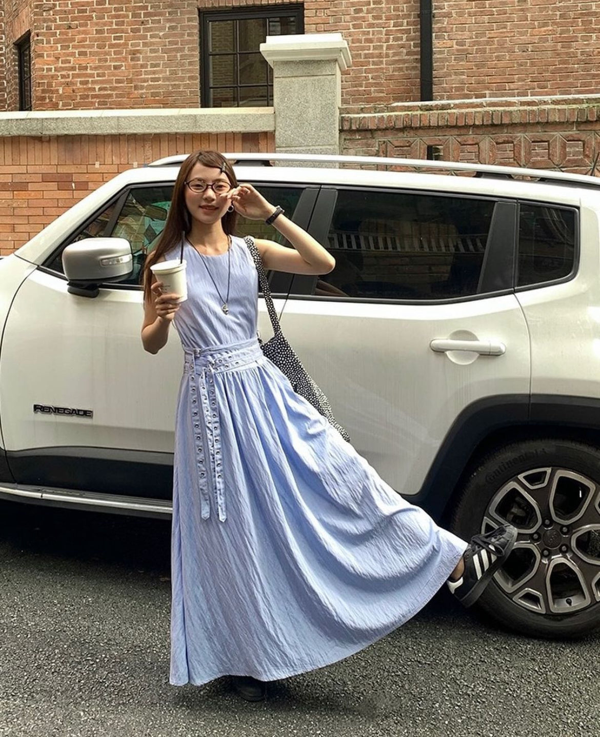 ウエストがシェイプされたノースリーブのロングドレス