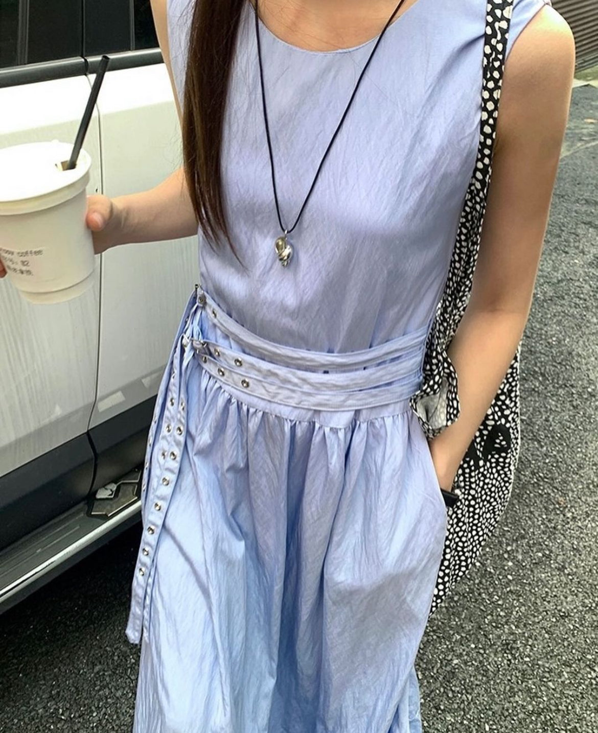 ウエストがシェイプされたノースリーブのロングドレス