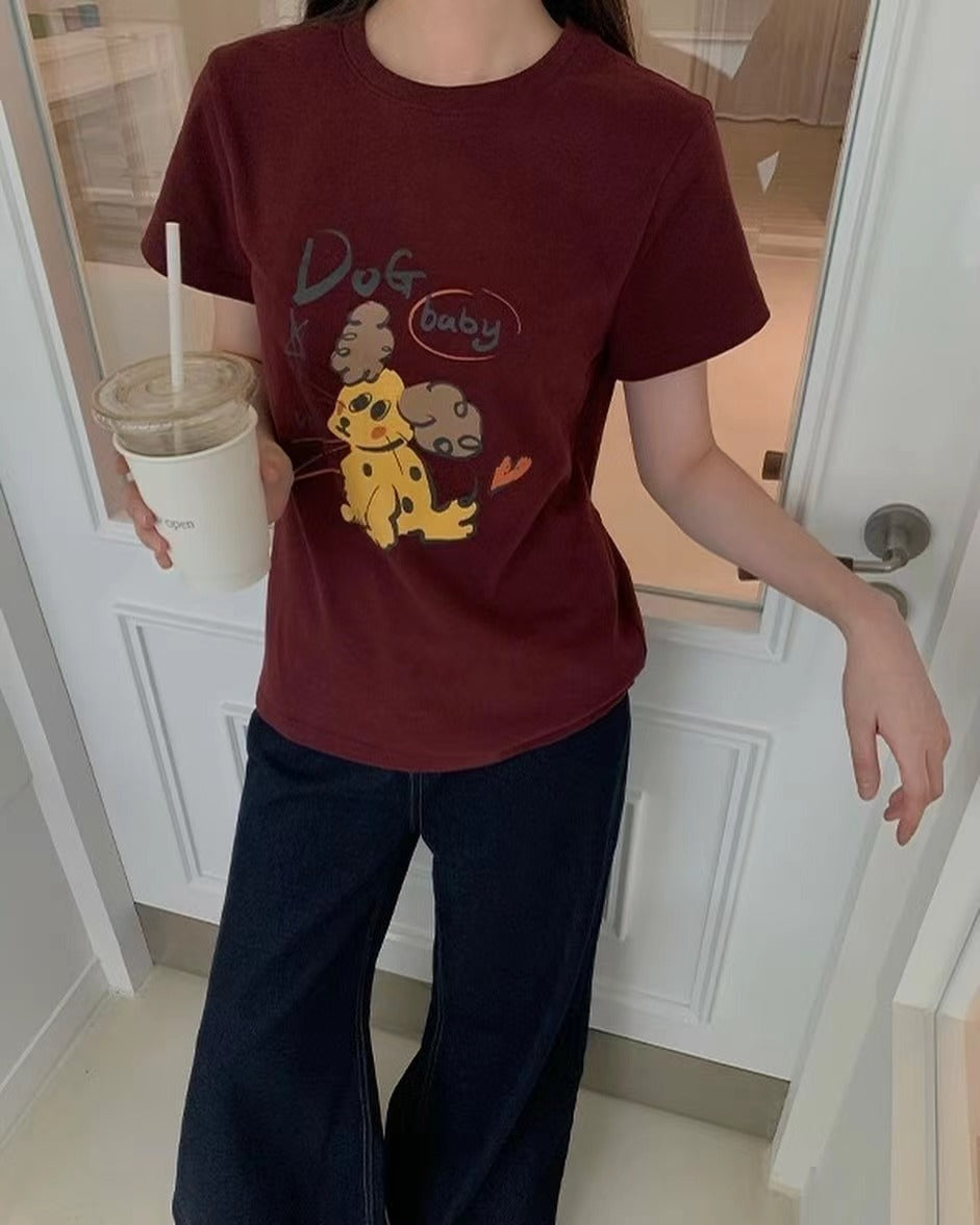 丸首の可愛い犬のTシャツ