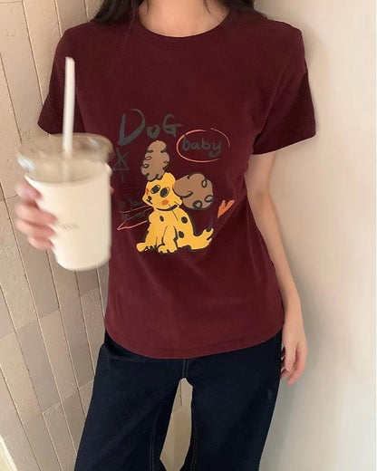 丸首の可愛い犬のTシャツ