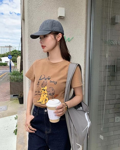 丸首の可愛い犬のTシャツ