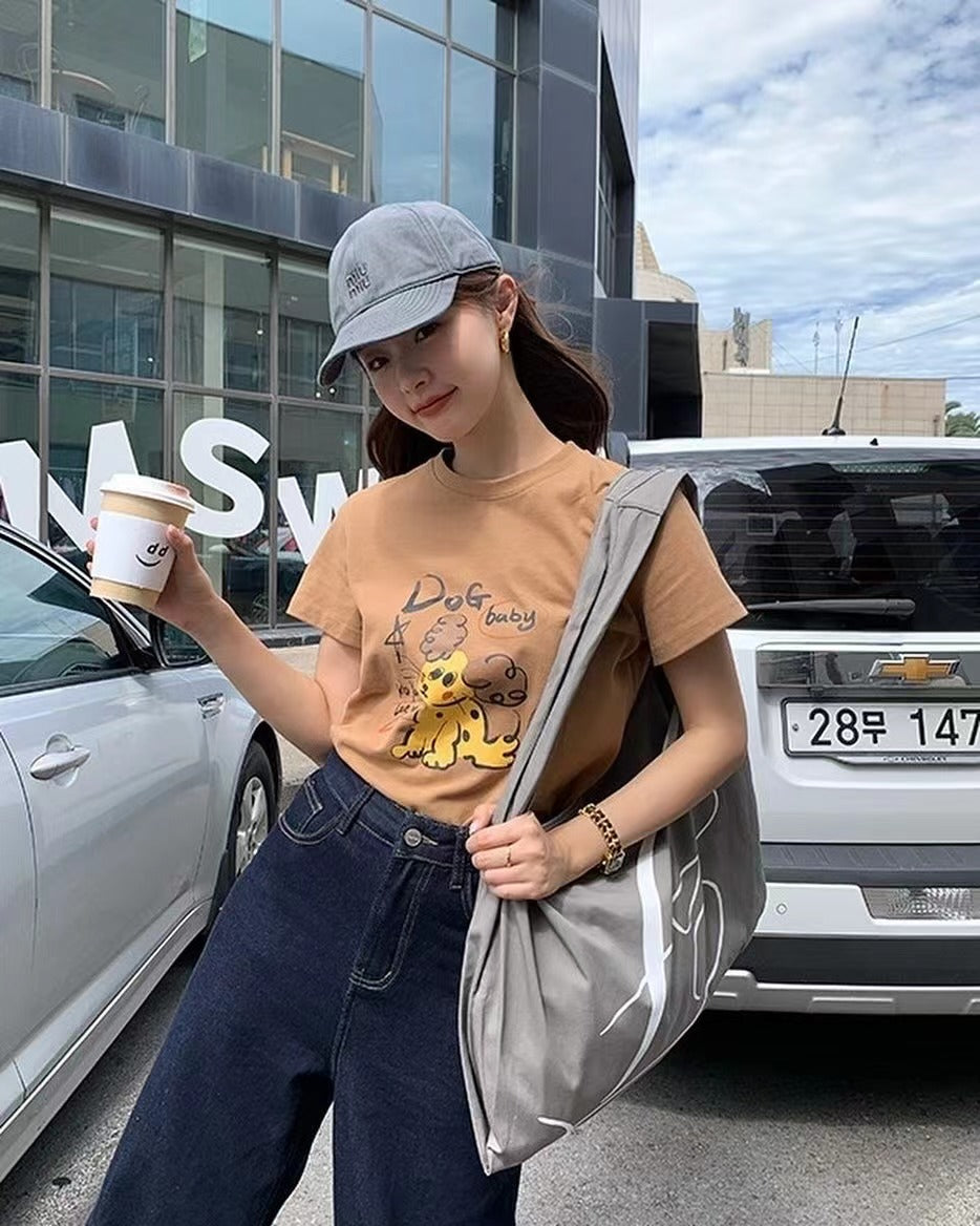 丸首の可愛い犬のTシャツ