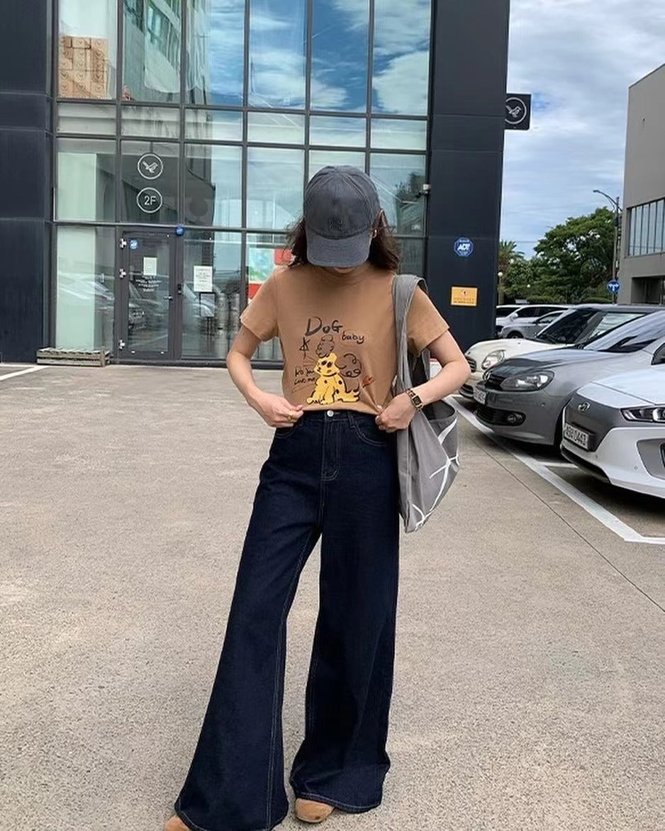 丸首の可愛い犬のTシャツ