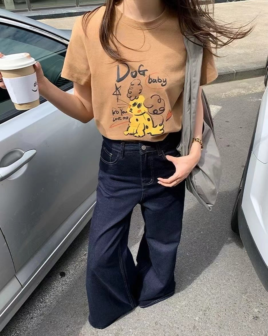 丸首の可愛い犬のTシャツ