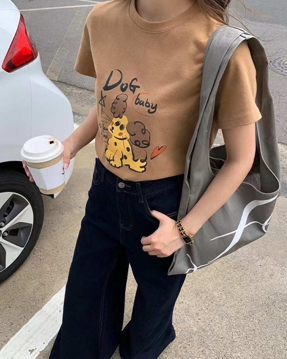 丸首の可愛い犬のTシャツ