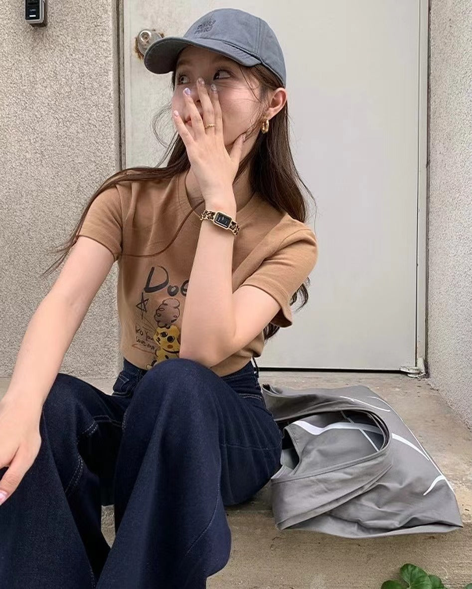 丸首の可愛い犬のTシャツ