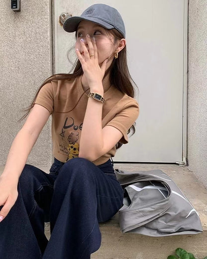 丸首の可愛い犬のTシャツ