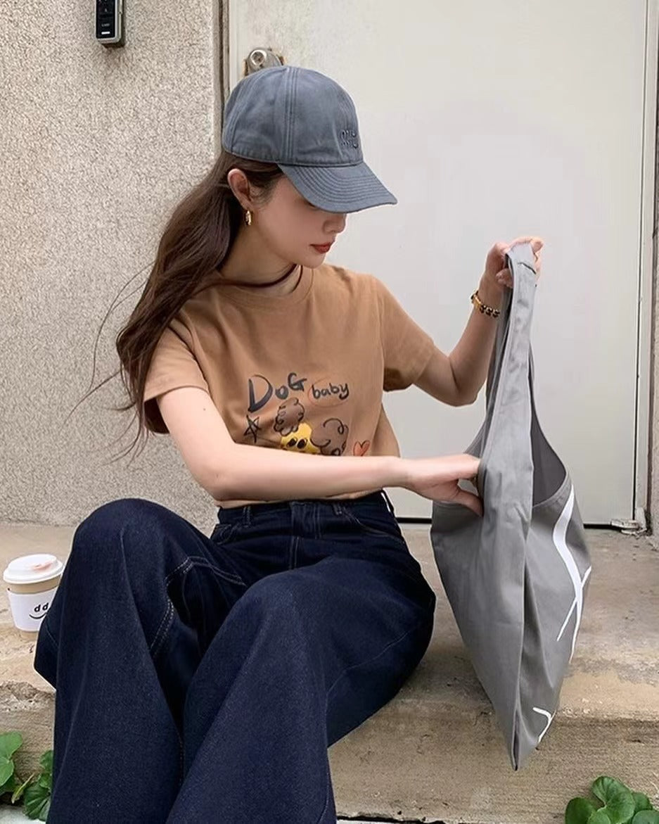 丸首の可愛い犬のTシャツ