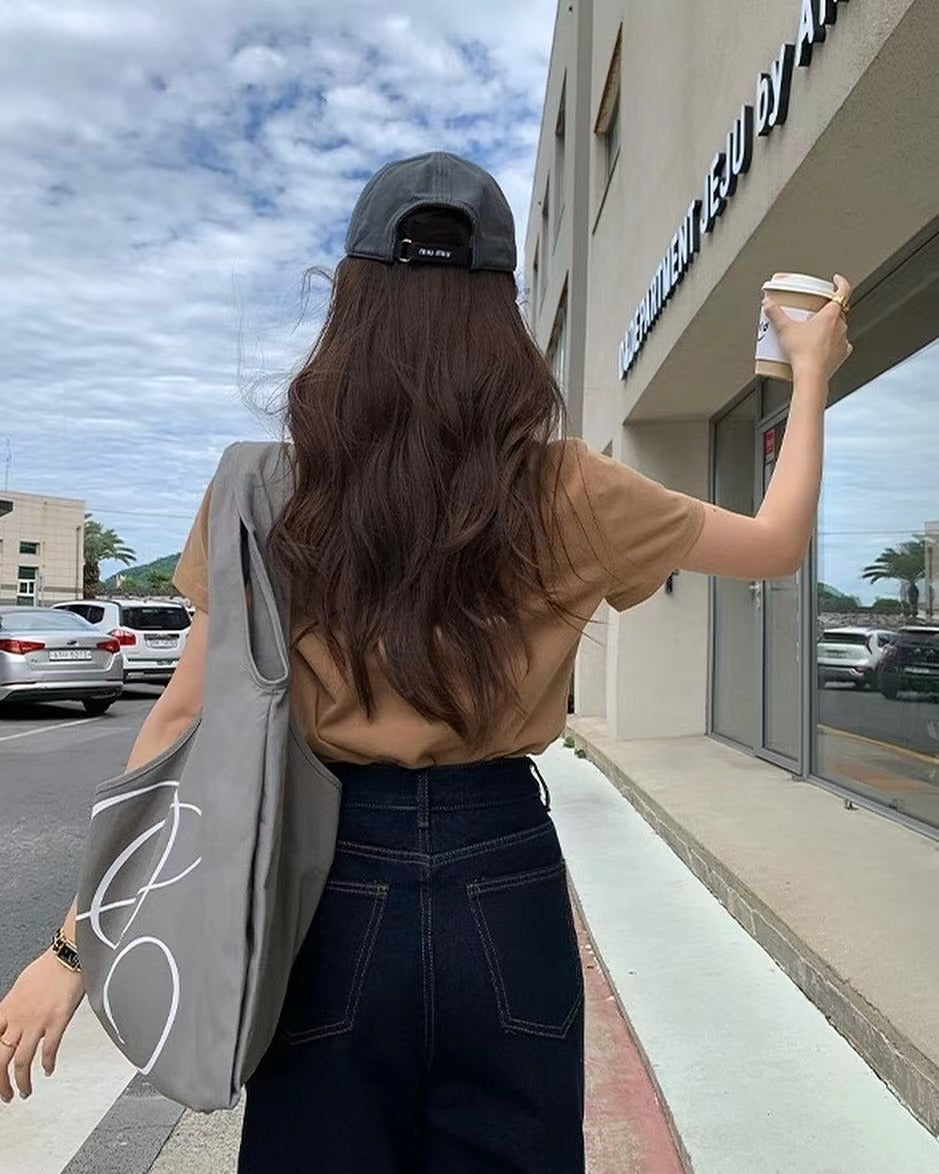 丸首の可愛い犬のTシャツ