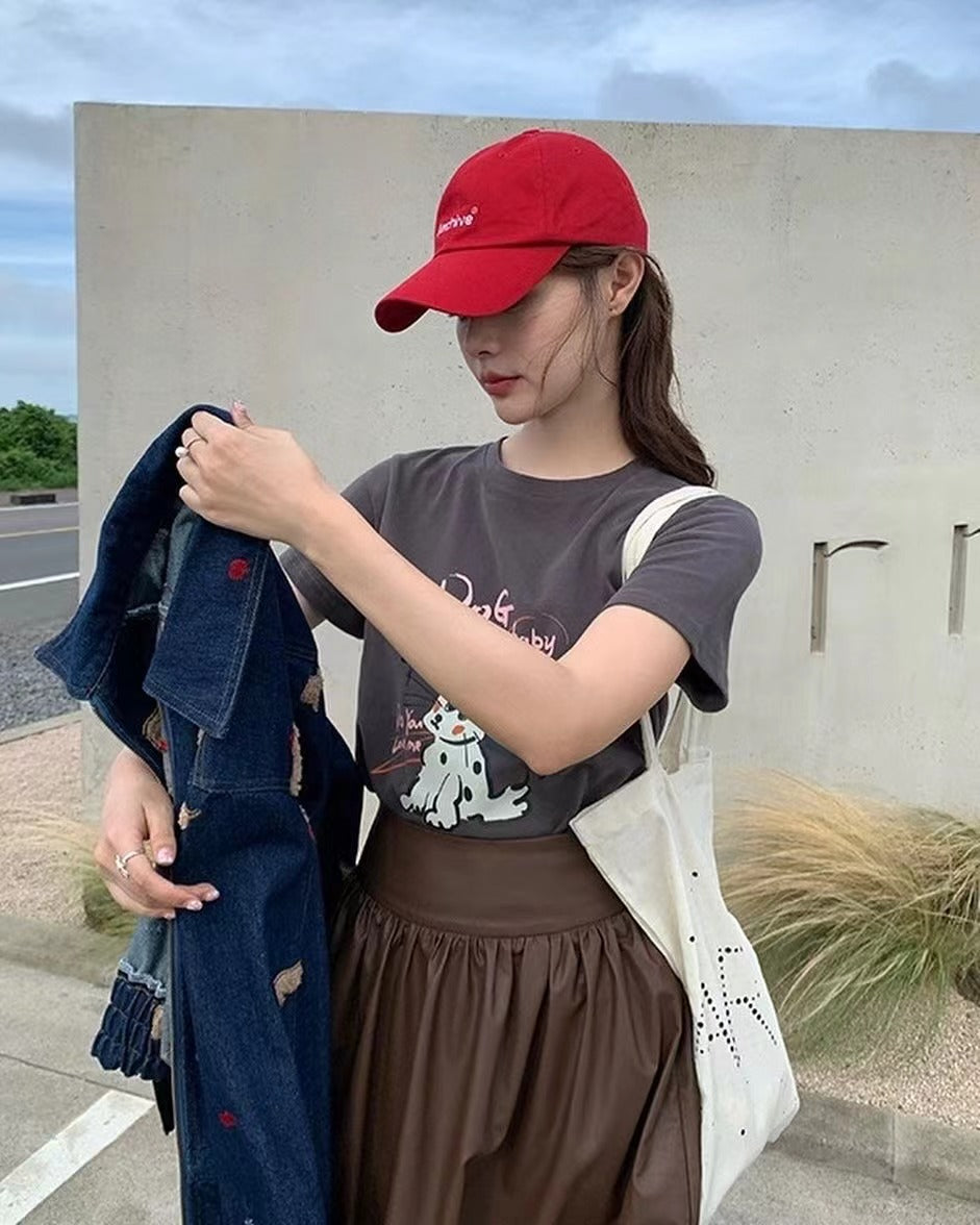 丸首の可愛い犬のTシャツ