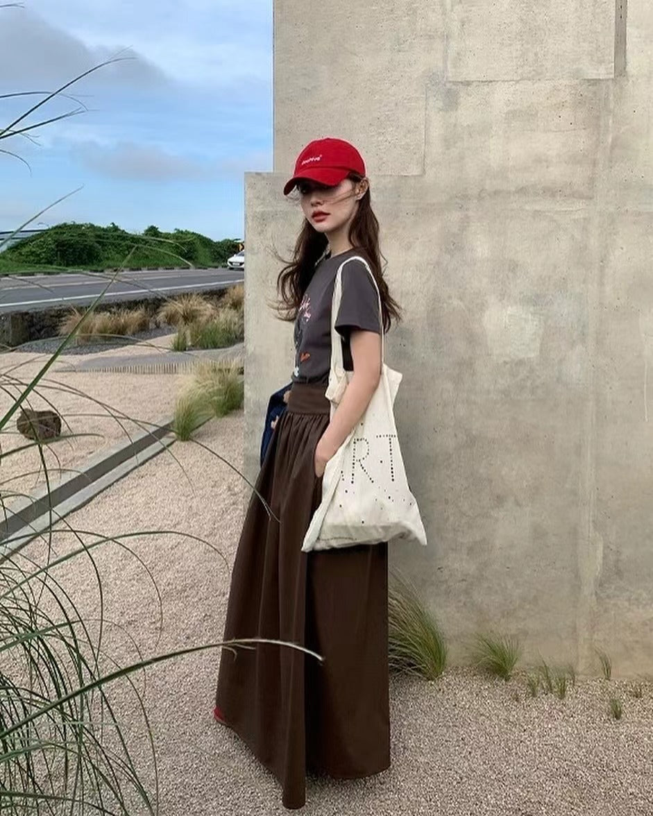 丸首の可愛い犬のTシャツ