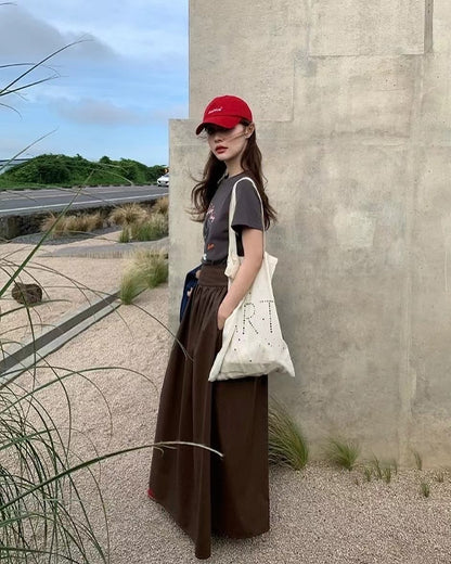 丸首の可愛い犬のTシャツ