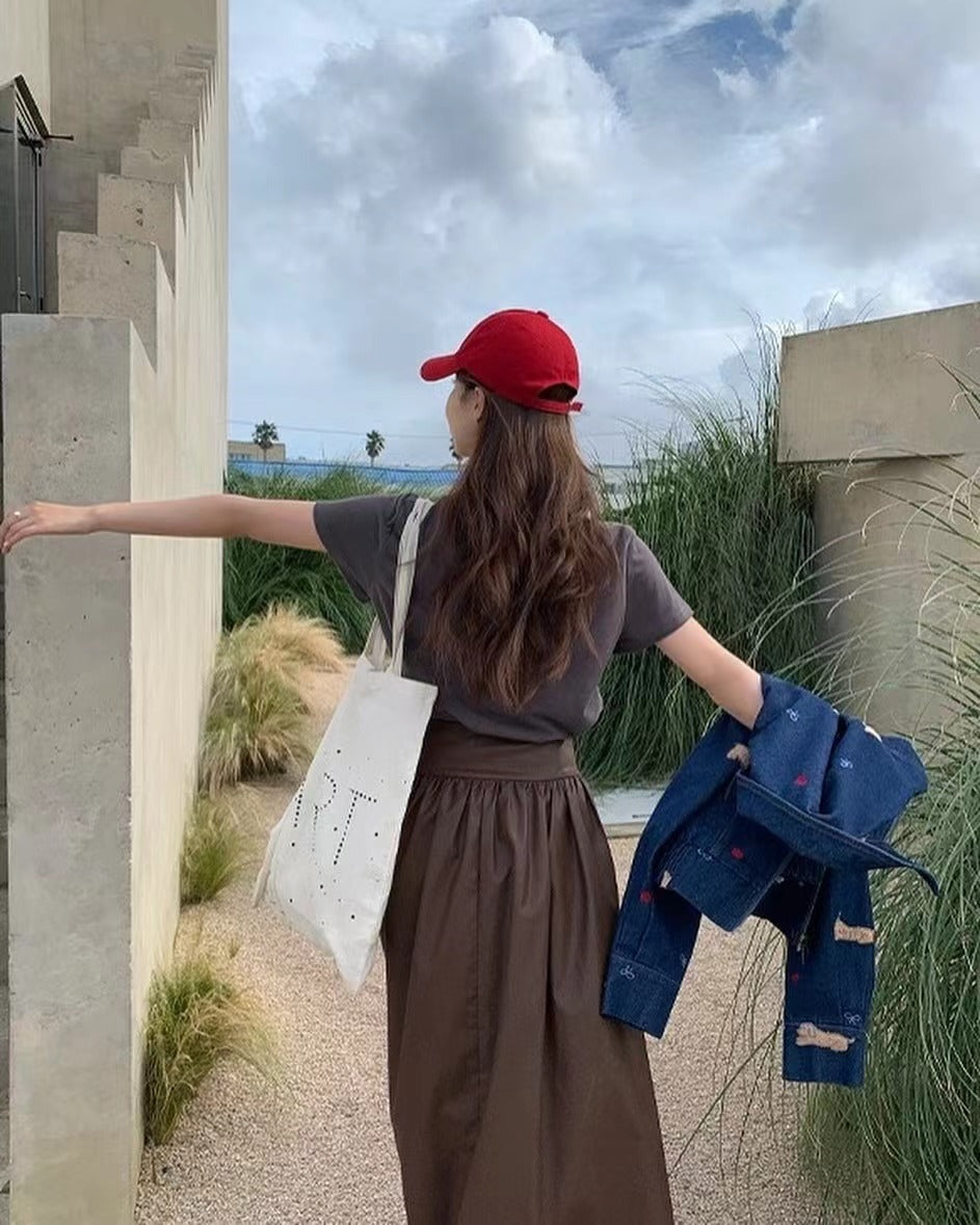 丸首の可愛い犬のTシャツ